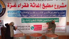 رفح:"أم عوض" وزوجها يطهوان الطعام للفقراء في تكية "إفطار الصائمين