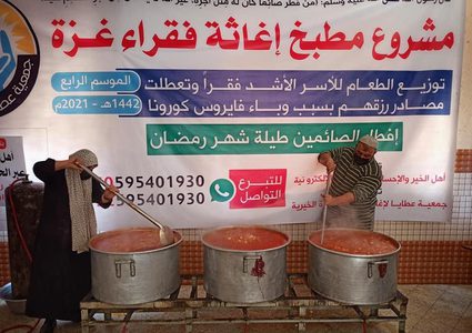 رفح:"أم عوض" وزوجها يطهيان الطعام للفقراء في تكية "إفطار الصائمين طيلة شهر #رمضان .. بتبرع كريم من فاعلي خير