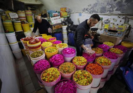 المخللات .. حضور دائم على مائدة رمضان