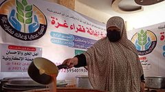 رفح:"أم عوض" وزوجها يطهوان الطعام للفقراء في تكية "إفطار الصائمين