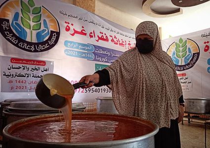 رفح:"أم عوض" وزوجها يطهيان الطعام للفقراء في تكية "إفطار الصائمين طيلة شهر #رمضان .. بتبرع كريم من فاعلي خير