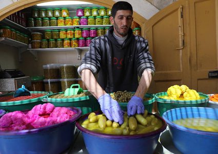 المخللات .. حضور دائم على مائدة رمضان