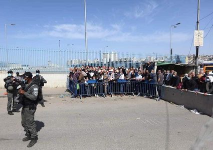 قوات الاحتلال تمنع عددًا من المواطنين من اجتياز حاجز قلنديا شمال القدس  لأداء صلاة الجمعة في المسجد الأقصى