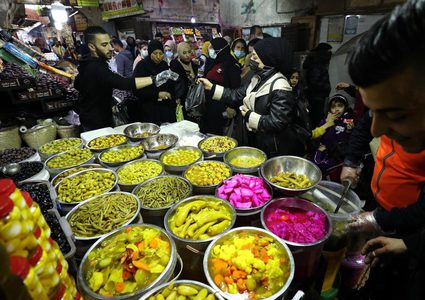 المخللات .. حضور دائم على مائدة رمضان