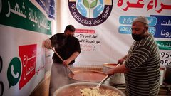 رفح:"أم عوض" وزوجها يطهيان الطعام للفقراء في تكية "إفطار الصائمين طيلة شهر #رمضان .. بتبرع كريم من فاعلي خير