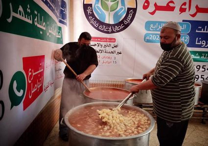 رفح:"أم عوض" وزوجها يطهوان الطعام للفقراء في تكية "إفطار الصائمين