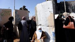 قوات الاحتلال تمنع عددًا من المواطنين من اجتياز حاجز قلنديا شمال القدس  لأداء صلاة الجمعة في المسجد الأقصى