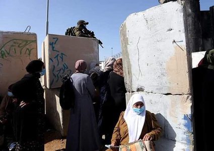 قوات الاحتلال تمنع عددًا من المواطنين من اجتياز حاجز قلنديا شمال القدس  لأداء صلاة الجمعة في المسجد الأقصى