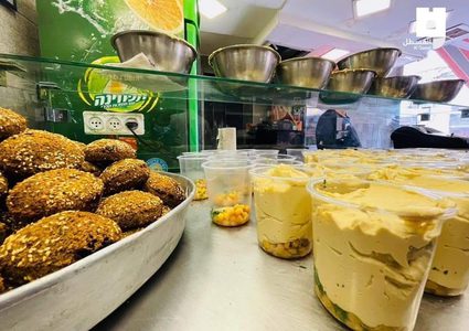 فلافل وحمص في أسواق القدس الرمضانية استعدادا للإفطار