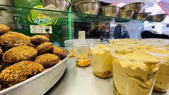 فلافل وحمص في أسواق القدس الرمضانية استعدادا للإفطار