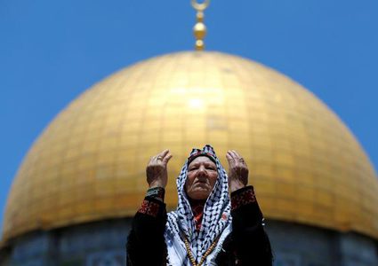 الفلسطينيون يشدون الرحال للأقصى والاحتلال ييعيق وصولهم