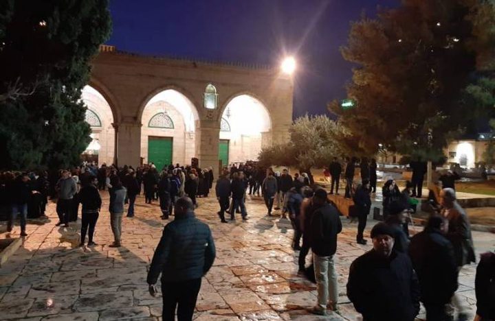 قوات الاحتلال تهاجم المصلين وتعتقل عددا من الشبان