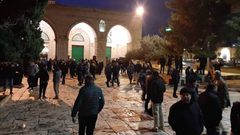 قوات الاحتلال تهاجم المصلين وتعتقل عددا من الشبان