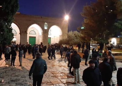 قوات الاحتلال تهاجم المصلين وتعتقل عددا من الشبان