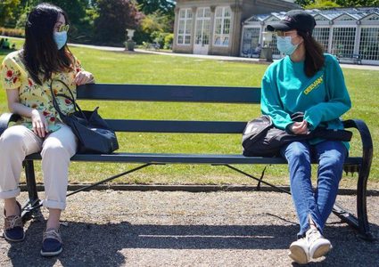 عالم فيروسات يحذر من خطورة الاقتراب من الشخص عند الحديث