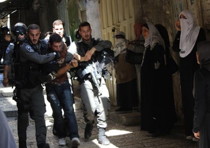 اعتقال 8 شبان من الأقصى ومواجهات في عدة أحياء مقدسية