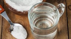 هل المضمضة بالماء والملح تفطر الصائم؟