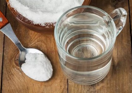 هل المضمضة بالماء والملح تفطر الصائم؟