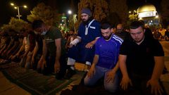 مقدسيون يؤدون صلاتي العشاء والتراويح في رحاب المسجد الأقصى