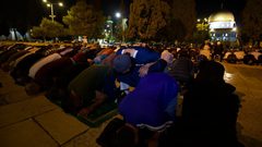 مقدسيون يؤدون صلاتي العشاء والتراويح في رحاب المسجد الأقصى