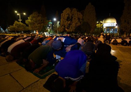 مقدسيون يؤدون صلاتي العشاء والتراويح في رحاب المسجد الأقصى
