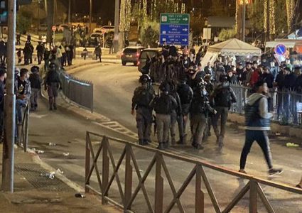 قوات الاحتلال تقمع المصلين قرب باب العامود