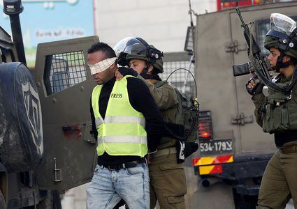 اعتقال شابين واقتحام منزل عضو إقليم "فتح" في القدس