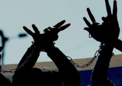 عشرات المواطنين يحيون ذكرى يوم الأسير الفلسطيني في نابلس