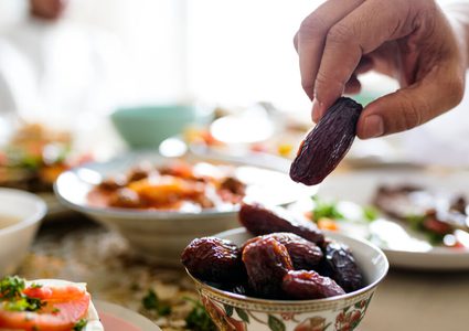 خبيرة تغذية تتحدث عن أفضل طريقة لخسارة الوزن في رمضان