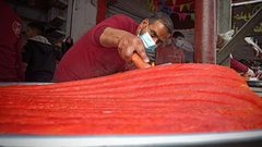 أشهى أصناف الحلويات التي تشهد إقبالا من الصائمين في سوق رفح