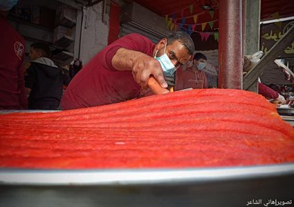 أشهى أصناف الحلويات التي تشهد إقبالا من الصائمين في سوق رفح