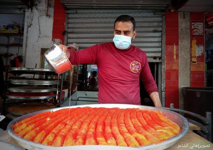 أشهى أصناف الحلويات التي تشهد إقبالا من الصائمين في سوق رفح