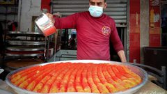 أشهى أصناف الحلويات التي تشهد إقبالا من الصائمين في سوق رفح