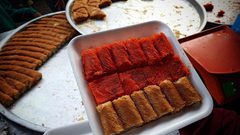 أشهى أصناف الحلويات التي تشهد إقبالا من الصائمين في سوق رفح