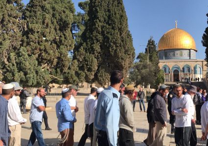 عشرات المستوطنين يقتحمون ساحات المسجد الاقصى