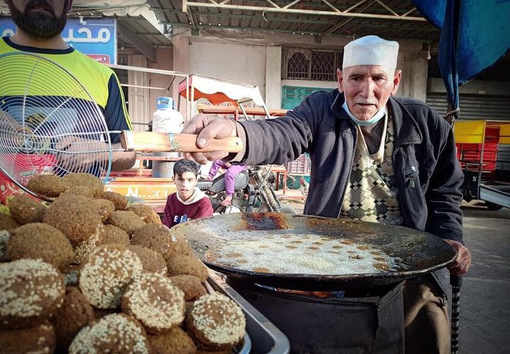 أقدم بائعي الفلافل في رفح .. المُسن خليل موسى (75عامًا) من مخيم "كندا" بحي تل السلطان غربي رفح