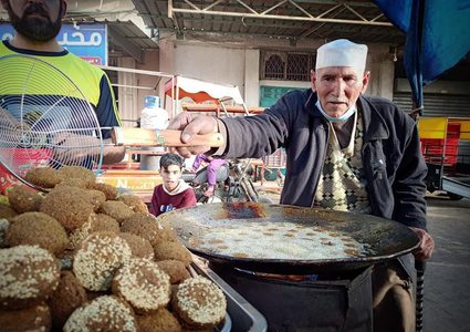 أقدم بائعي الفلافل في رفح .. المُسن خليل موسى (75عامًا)