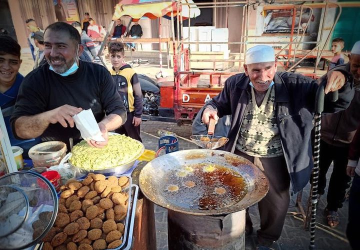 أقدم بائعي الفلافل في رفح .. المُسن خليل موسى (75عامًا) من مخيم "كندا" بحي تل السلطان غربي رفح