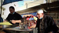 أقدم بائعي الفلافل في رفح .. المُسن خليل موسى (75عامًا) من مخيم "كندا" بحي تل السلطان غربي رفح