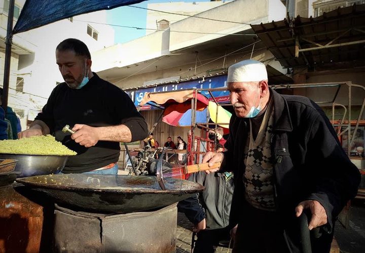 أقدم بائعي الفلافل في رفح .. المُسن خليل موسى (75عامًا) من مخيم "كندا" بحي تل السلطان غربي رفح