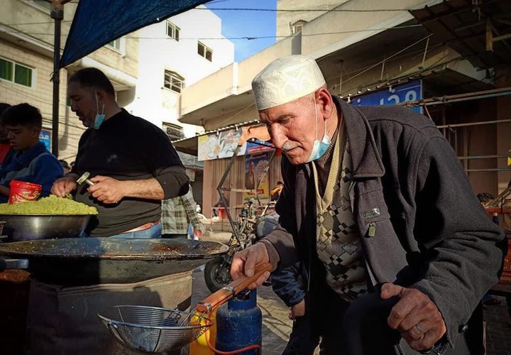 أقدم بائعي الفلافل في رفح .. المُسن خليل موسى (75عامًا) من مخيم "كندا" بحي تل السلطان غربي رفح