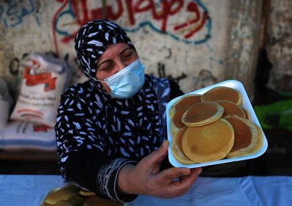 امرأة من غزة أمضت ثلث عمرها في إعداد القطايف وبيعها في رمضان