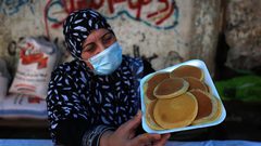 امرأة من غزة أمضت ثلث عمرها في إعداد القطايف وبيعها في رمضان