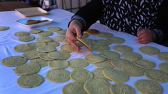 امرأة من غزة أمضت ثلث عمرها في إعداد القطايف وبيعها في رمضان