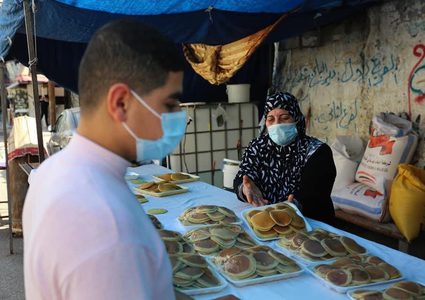 امرأة من غزة أمضت ثلث عمرها في إعداد القطايف وبيعها في رمضان