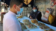 امرأة من غزة أمضت ثلث عمرها في إعداد القطايف وبيعها في رمضان