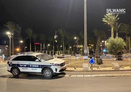 قوات الاحتلال الشبان من التواجد في منطقة باب العامود