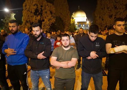 جانب من صلاتي العشاء والتراويح من المسجد الأقصى المبارك