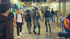 قوات الاحتلال الشبان من التواجد في منطقة باب العامود