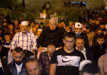 جانب من صلاتي العشاء والتراويح من المسجد الأقصى المبارك